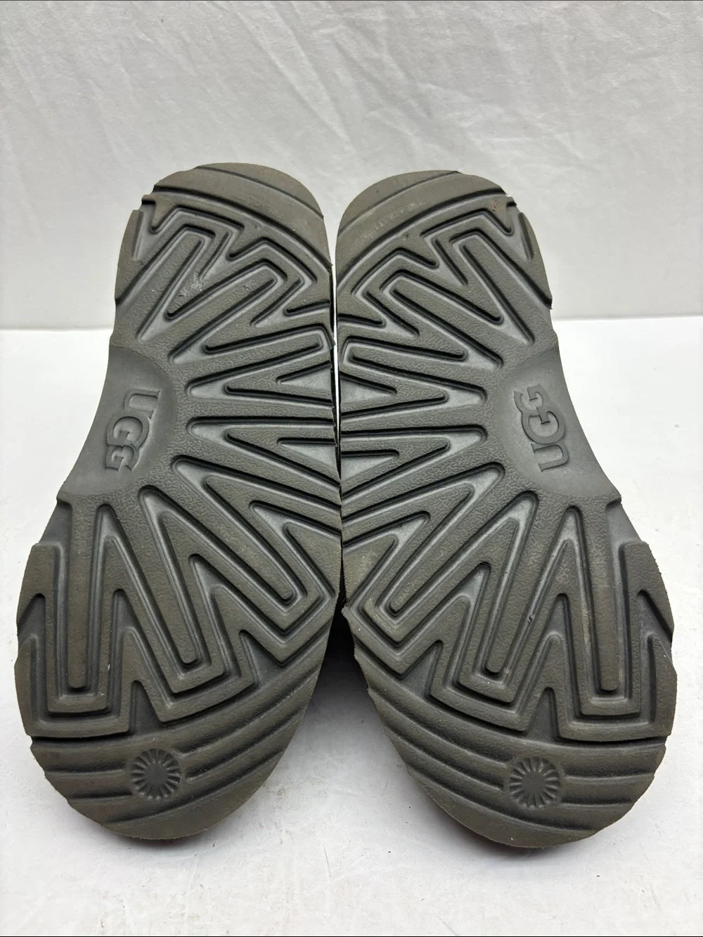 UGG Neumel boots for little boy SZ 2, box 69